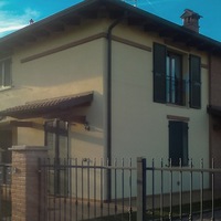 Ristrutturazione di tre appartamenti. Castelvetro, loc. Solignano, via Statale. Anni 2001/2003.