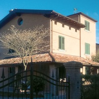 Ristrutturazione di villetta con servizi. Castelvetro, loc. Solignano, via del Grano. Anni 2002/2007.